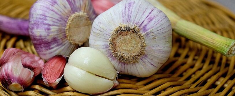 Garlic will complement the complex treatment of prostatitis